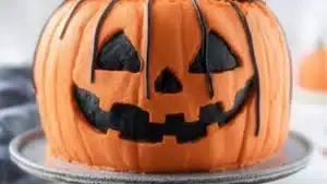 how to make a halloween pumpkin cake with step by step instructions for the top and bottom