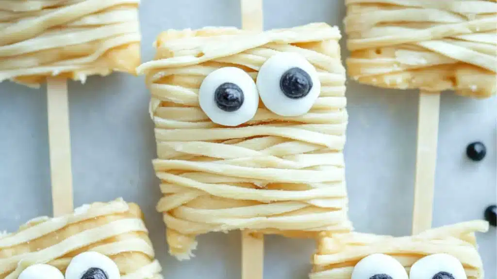 halloween treats that look like they have eyes on them