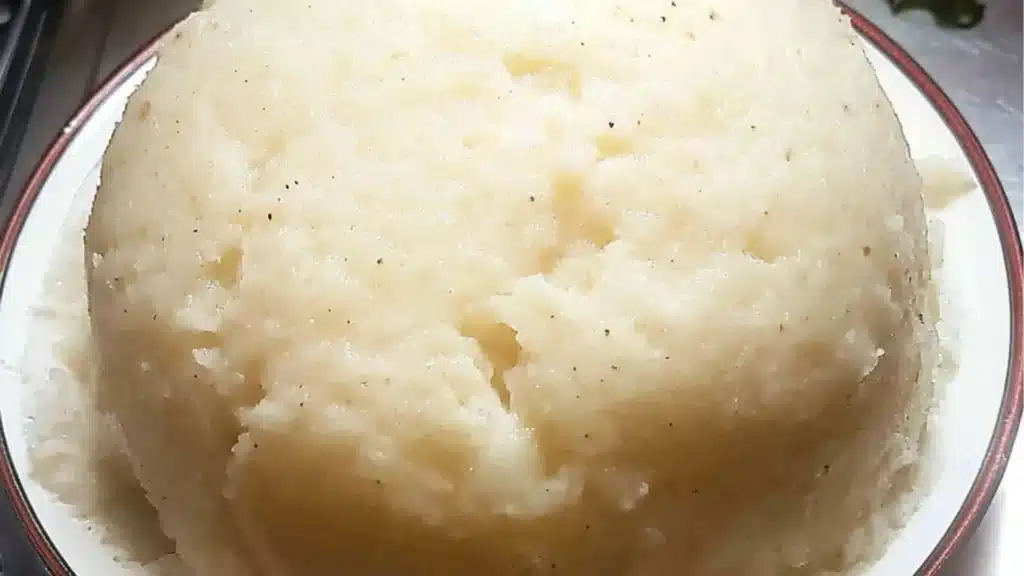 a plate with some kind of food on it